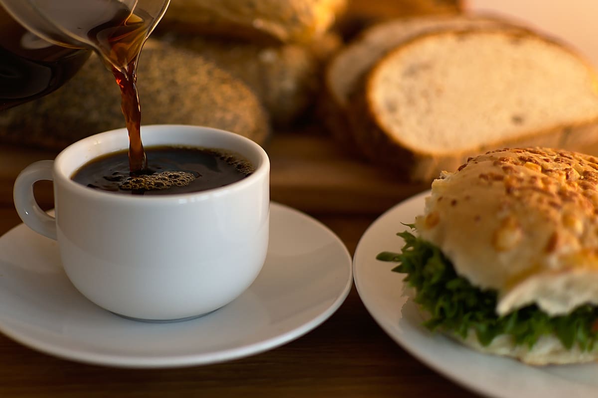 ¿Qué pasa si le echas una pizca de sal a tu café?