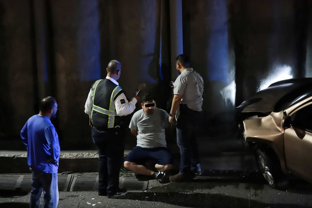 Hombre con orden de aprehensión es detenido tras chocar