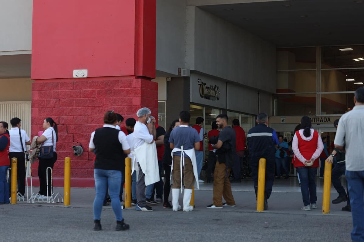 Evacuan a personal de tienda comercial por incendio; Bomberos lo controlan