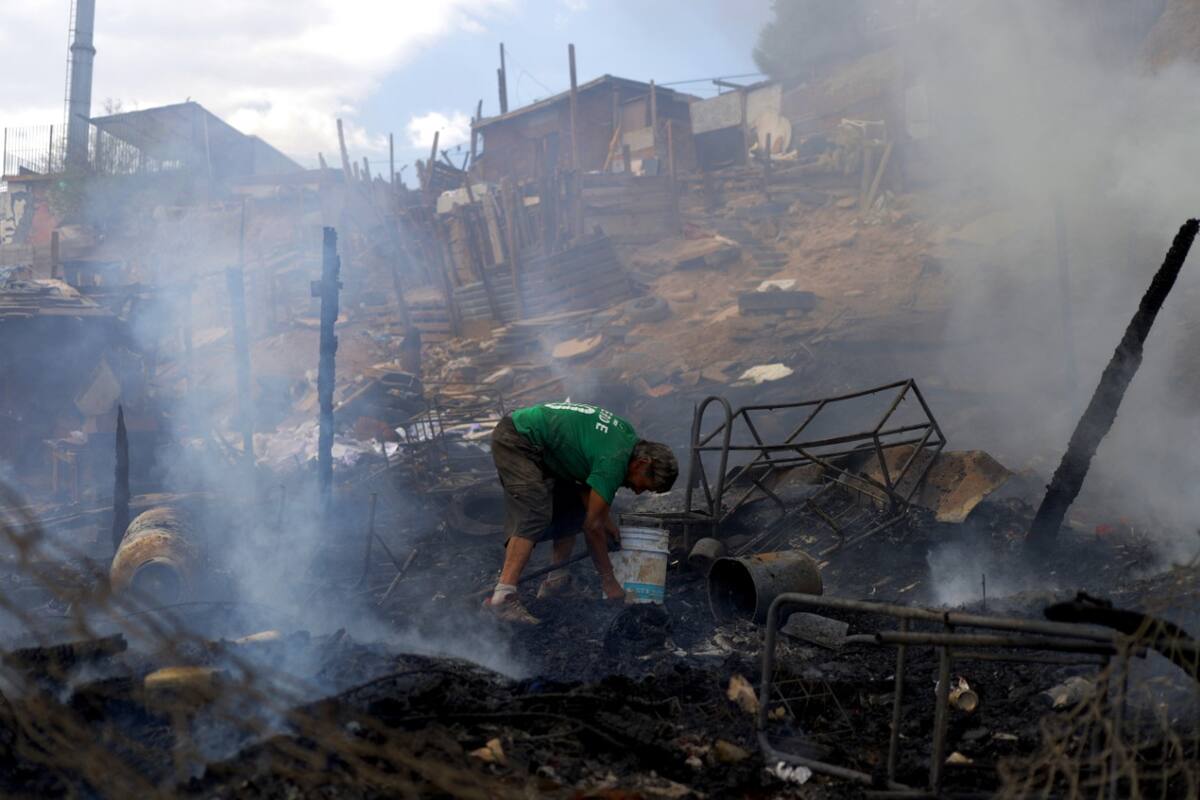 Bomberos combaten incendio cerca del mercado Braulio Maldonado