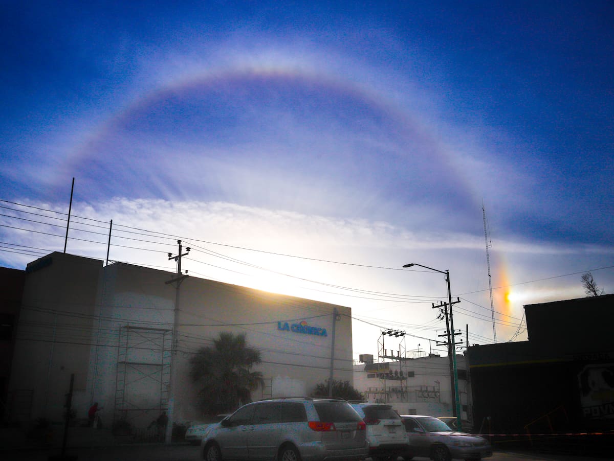 Un fenómeno óptico que se pudo apreciar la tarde del viernes: los cachanillas fueron testigos del parhelio que se presentó, regalando una postal impresionante en el cielo.(Foto: Juan J. Morales)