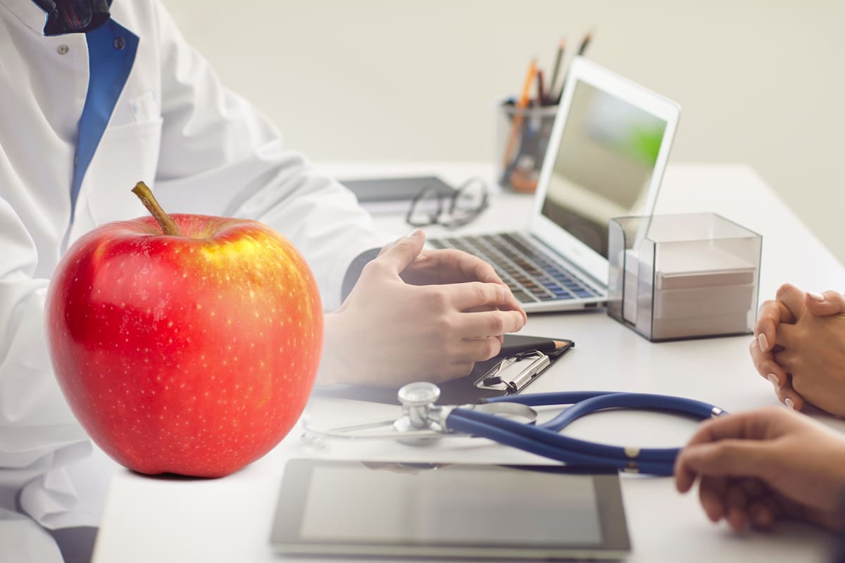 ¿Realmente una manzana al día mantiene alejado al médico?