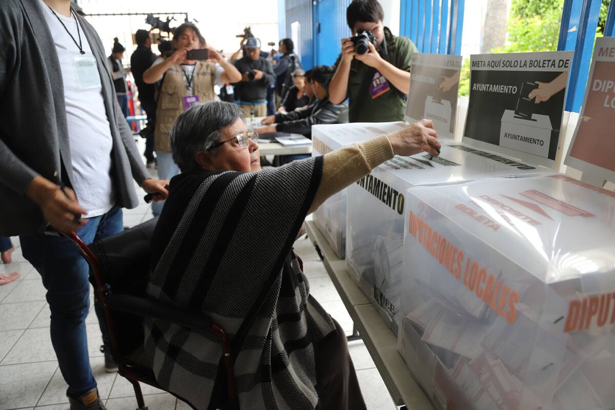 Adultos mayores esperaron casi 3 horas para votar