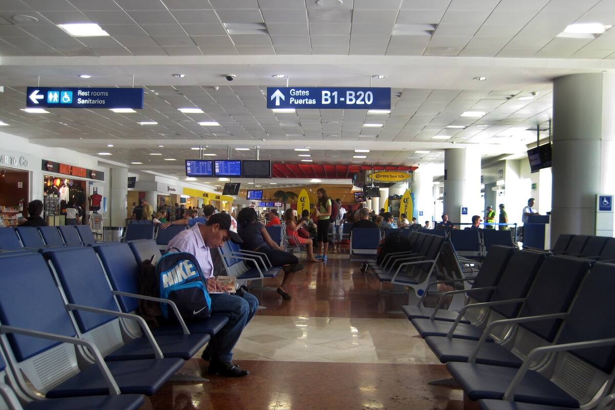 Colocan filtros sanitarios en aeropuerto de Cancún
