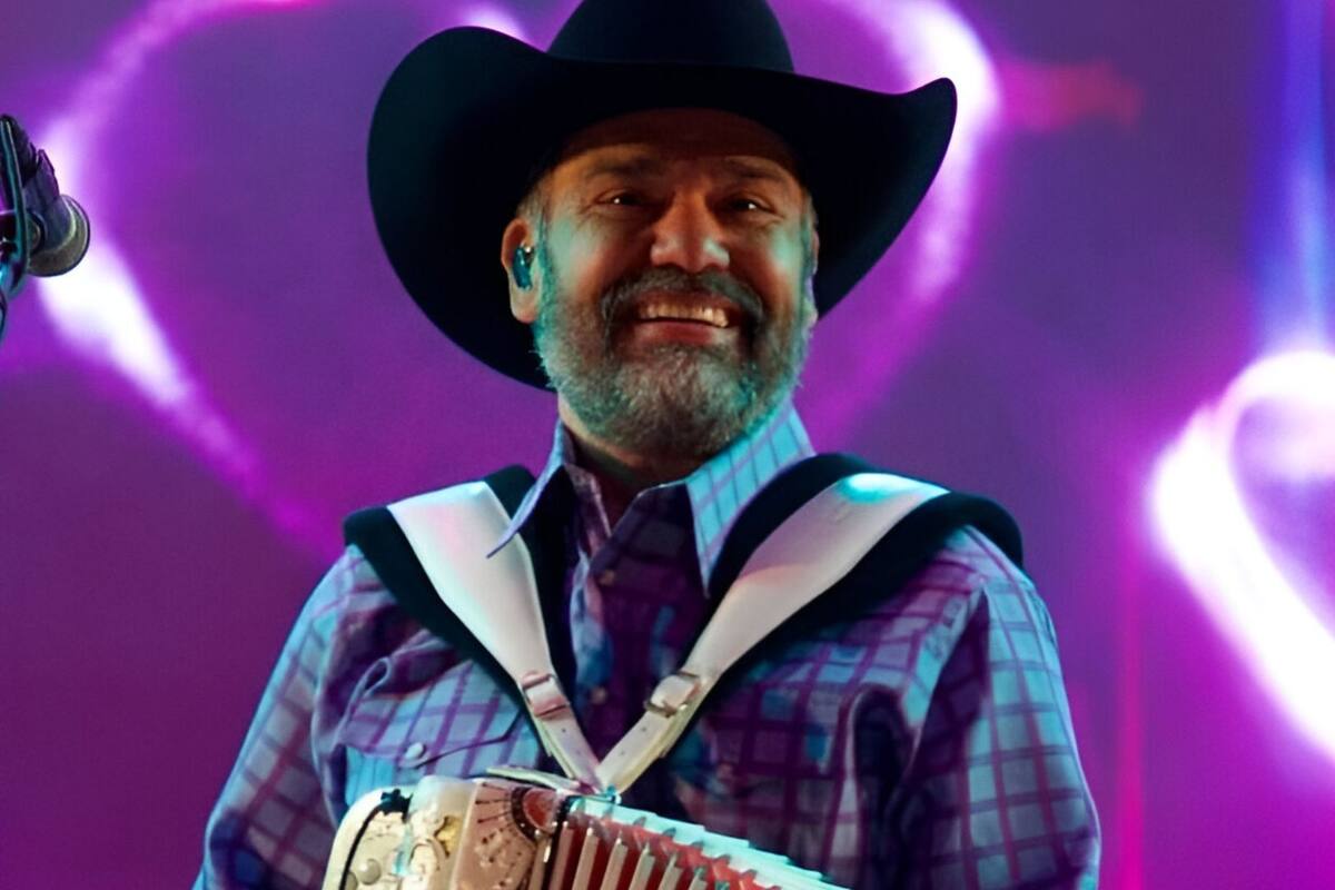 Vocalista de Intocable explota contra el público por pedir sus canciones clásicas y no las nuevas