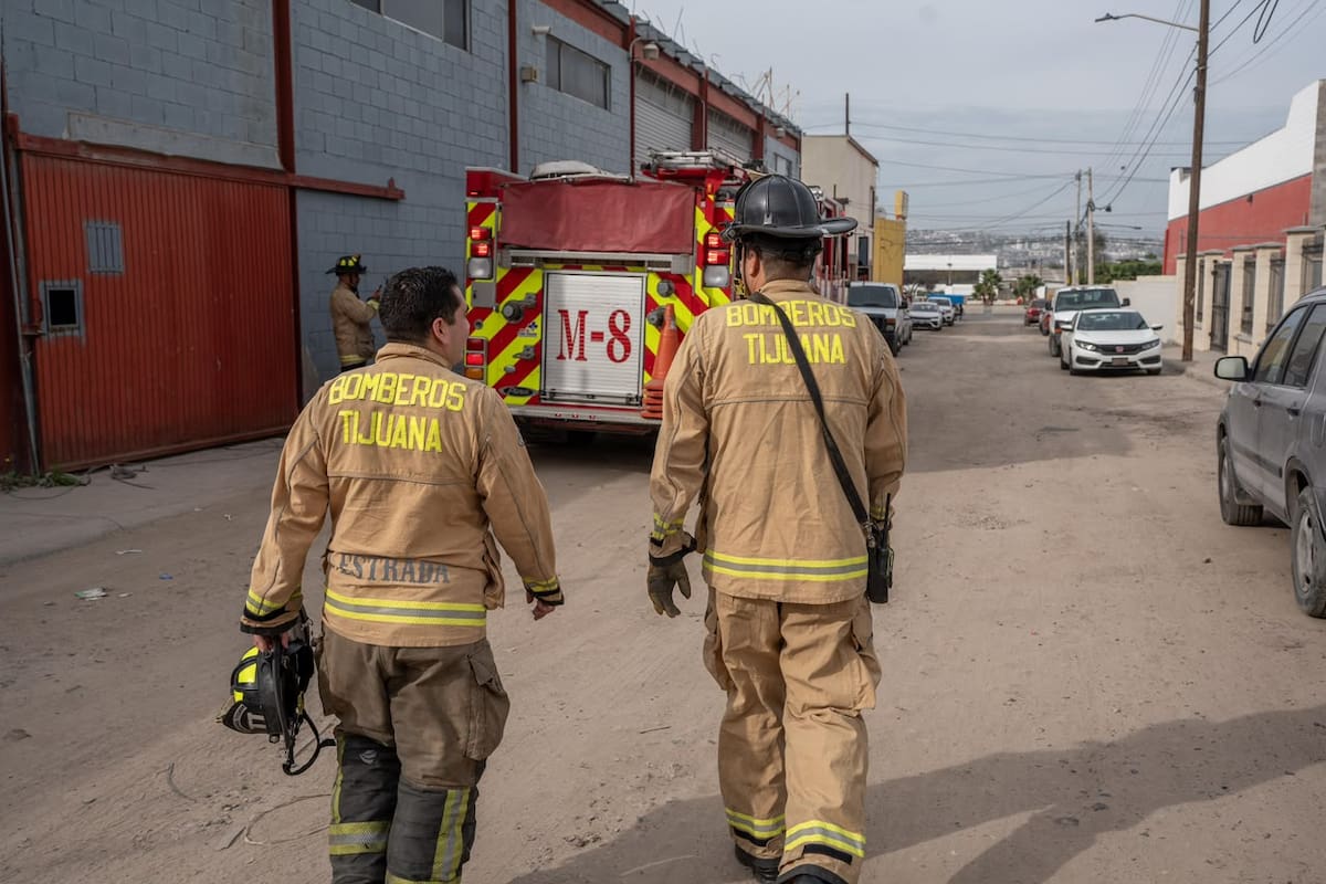 Puerta de cuarto frío cae sobre trabajador en bodega de Tijuana