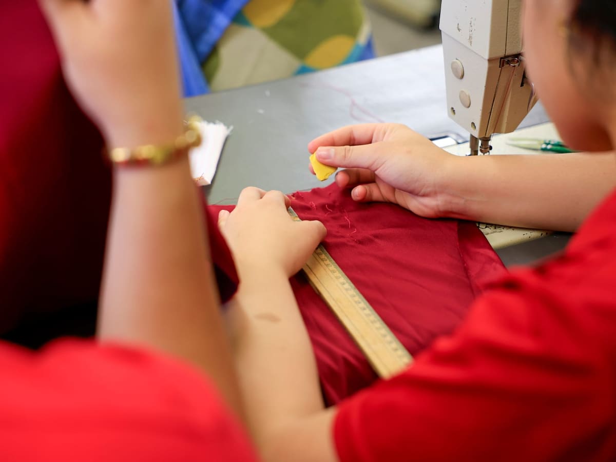 Para el grupo de jóvenes, el taller es más que máquinas, telas y agujas, representa la construcción de confianza, habilidades y la visualización de un futuro.│Foto: Juan J. Morales