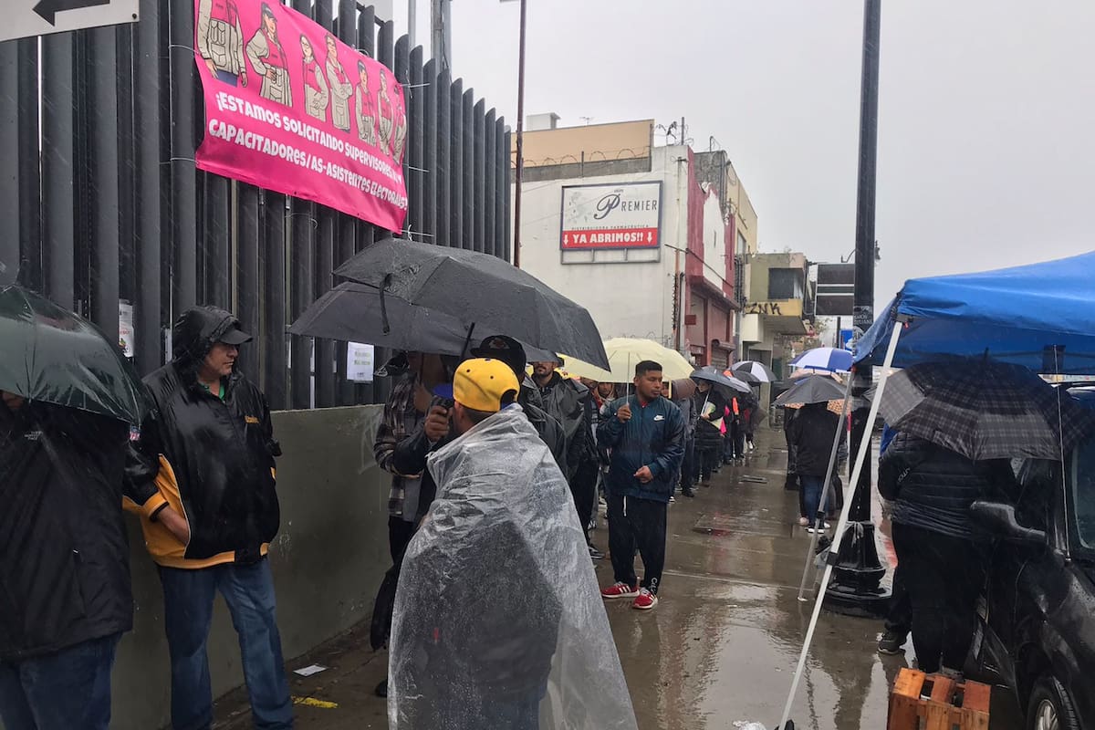 Van con todo y lluvia por la del INE