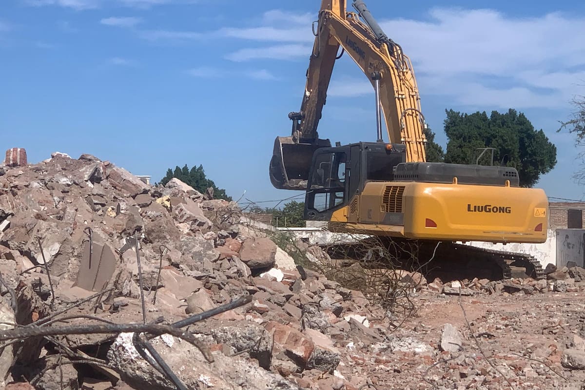 Comenzaron a demoler el Rastro Municipal; dará paso a una plaza multifuncional