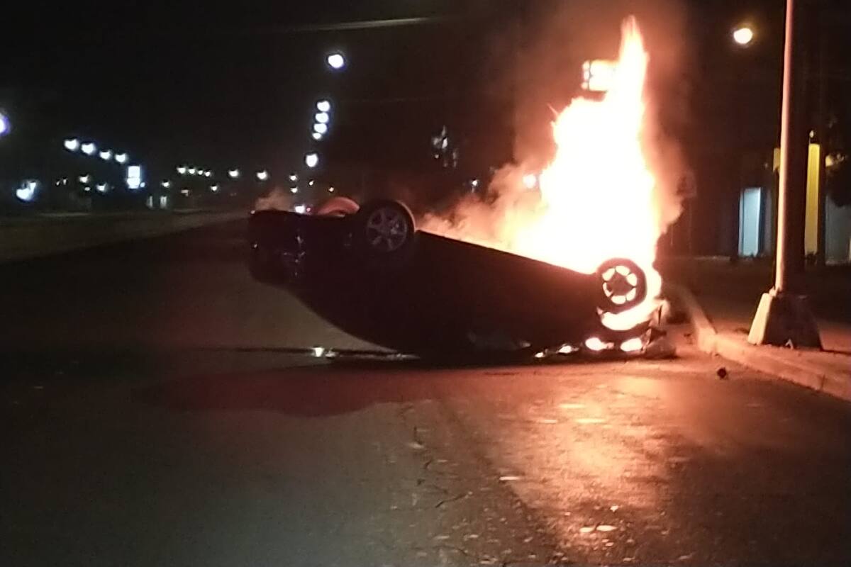 Joven de 20 años resulta ileso tras volcar su vehículo en Gómez Morín