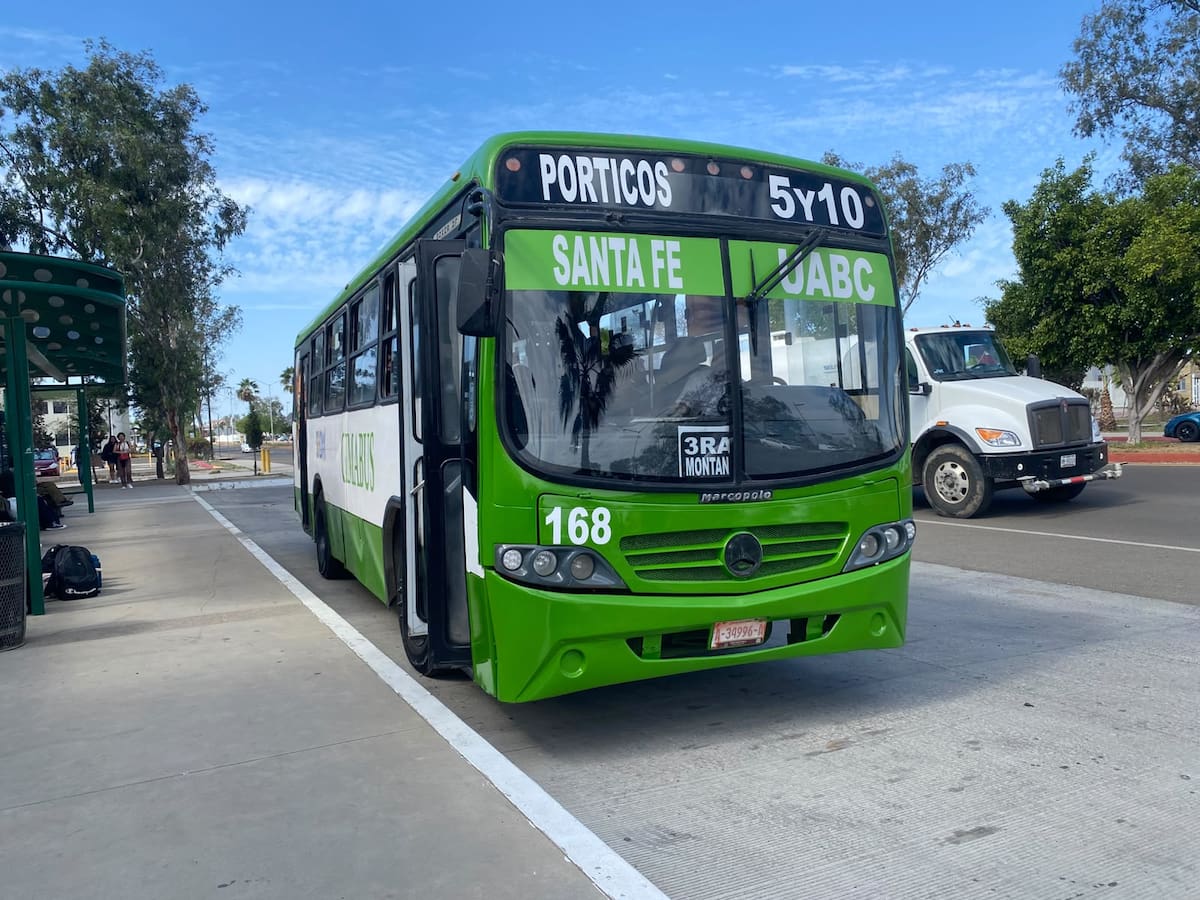 Estudiantes de UABC Tijuana reportaron retrasos en la nueva ruta de transporte a Santa Fe, incluida la salida nocturna programada a las 21:15 horas. Foto: Emmanuel Castañeda