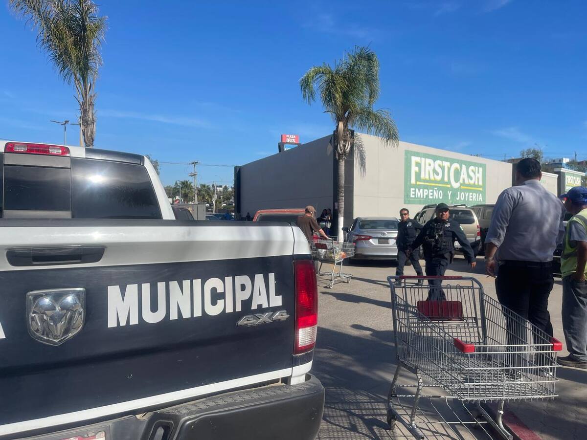 Elementos de la policía municipal aseguraron una camioneta Chevrolet Tahoe con reporte de robo y detuvieron a su conductor luego de que un arco lector detectara su ingreso a la ciudad. Foto: Carmen Gutierrez