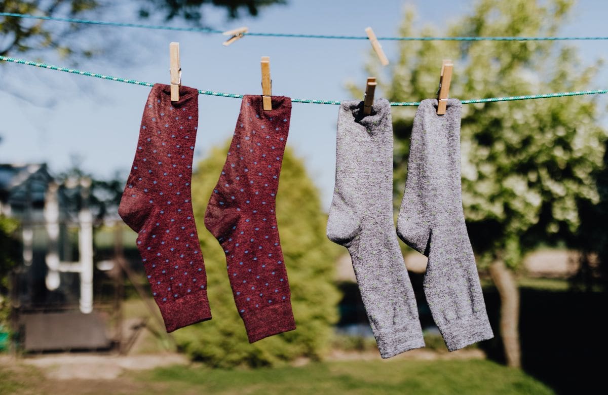 Antes de desechar tus calcetines viejos, conoce 3 formas DIY de reutilizarlos en casa | Foto: Especial (canva)