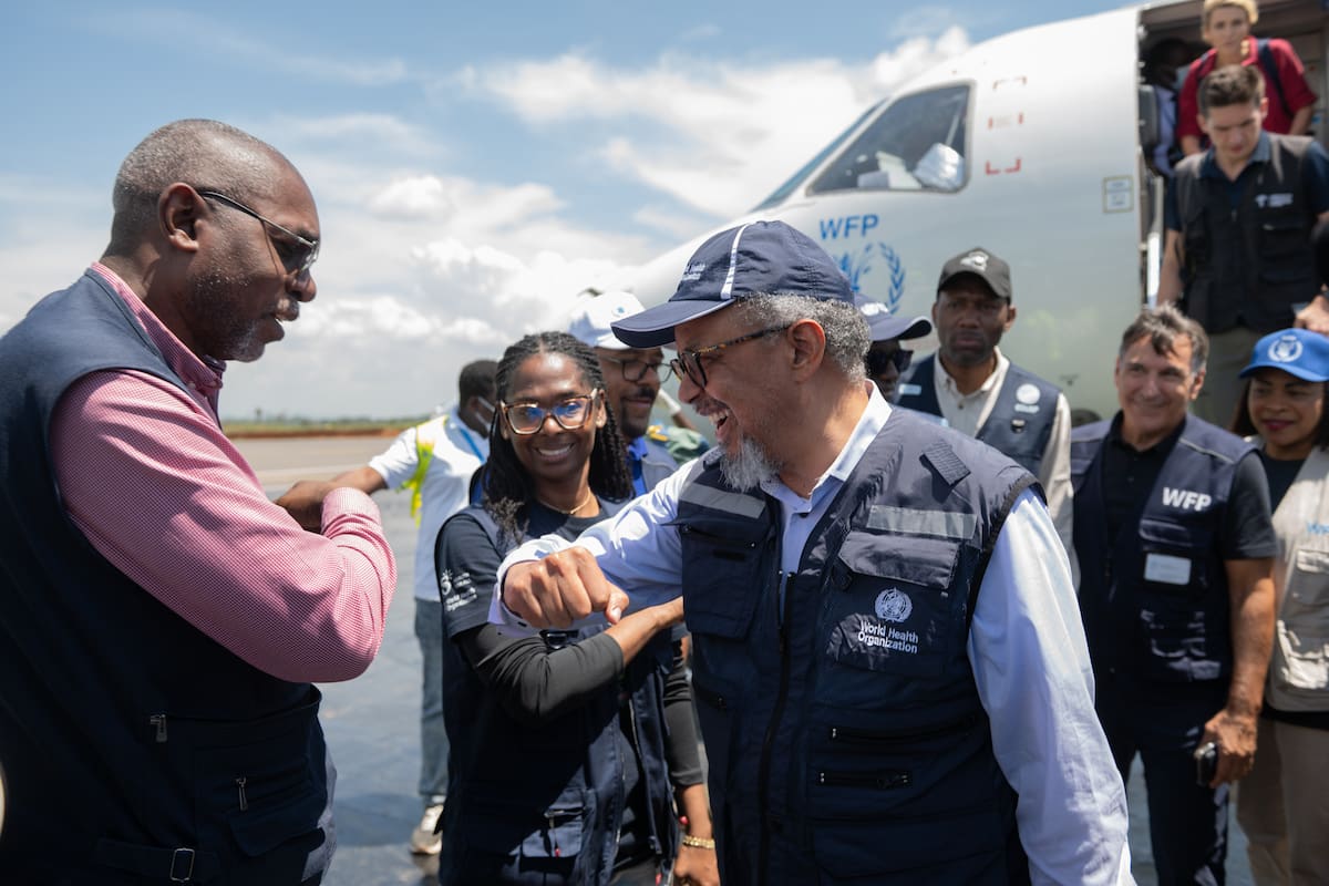 El director general de la Organización Mundial de la Salud Tedros Adhanom Ghebreyesus (der) es recibido en el aeropuerto de Bunia, Congo, el 30 de mayo del 2026. (AP foto/Moses Sawasawa)