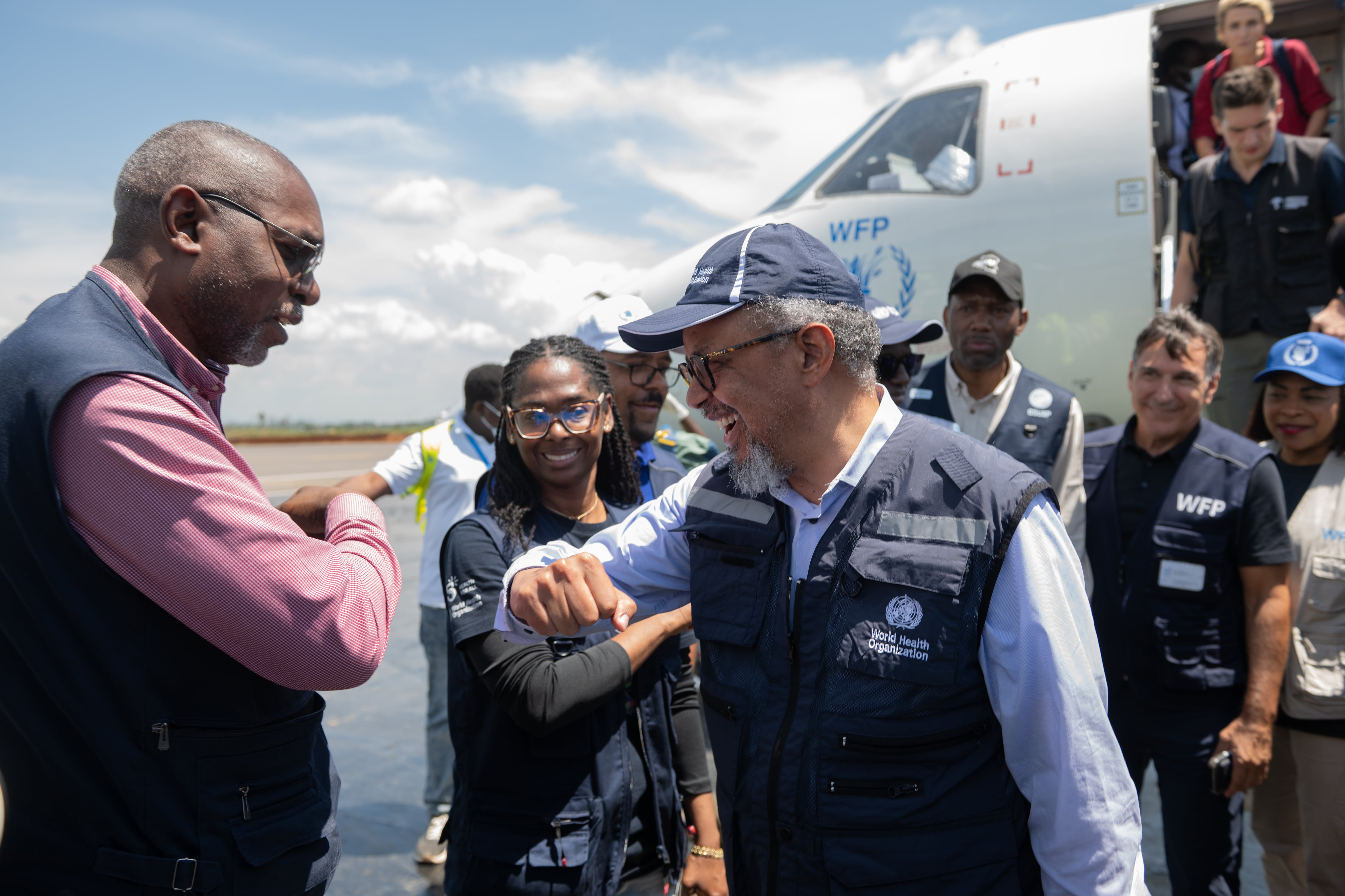 El director general de la Organización Mundial de la Salud Tedros Adhanom Ghebreyesus (der) es recibido en el aeropuerto de Bunia, Congo, el 30 de mayo del 2026. (AP foto/Moses Sawasawa)