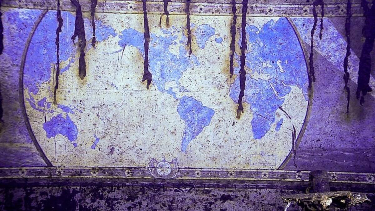 Los buzos también encontraron un mural en uno de los huecos del ascensor del portaaviones (NOAA Ocean Exploration, 2025 Beyond the Blue)
