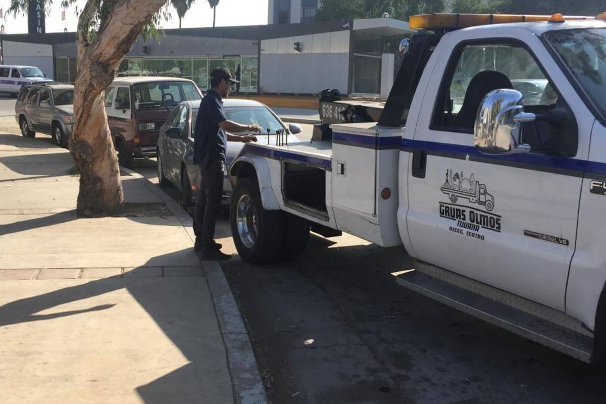 Revisan concesiones a empresas de grúa en Tijuana