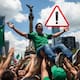 Festejo viral “¿Quiere volar?” del Mundial 2026: qué errores evitar al lanzar personas al aire para reducir riesgos de caídas graves en cabeza, cuello y espalda durante celebraciones masivas