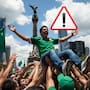 Festejo viral “¿Quiere volar?” del Mundial 2026: qué errores evitar al lanzar personas al aire para reducir riesgos de caídas graves en cabeza, cuello y espalda durante celebraciones masivas