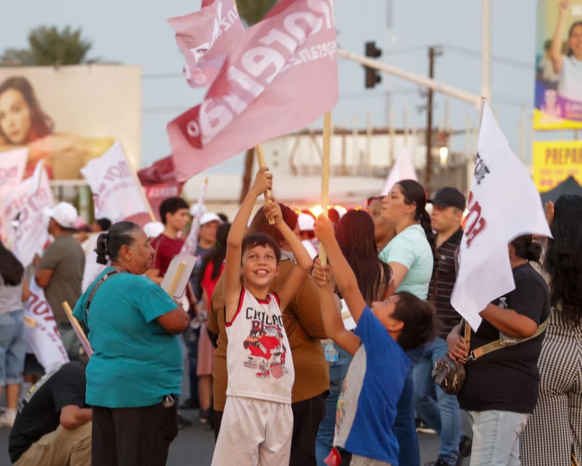 La movilización en la capital de Baja California reunió a miles de simpatizantes que recorrieron el bulevar Benito Juárez hasta el monumento a Lázaro Cárdenas, donde Julieta Ramírez llamó a mantener la defensa de la transformación y la soberanía nacional. Foto: Javier Gallegos