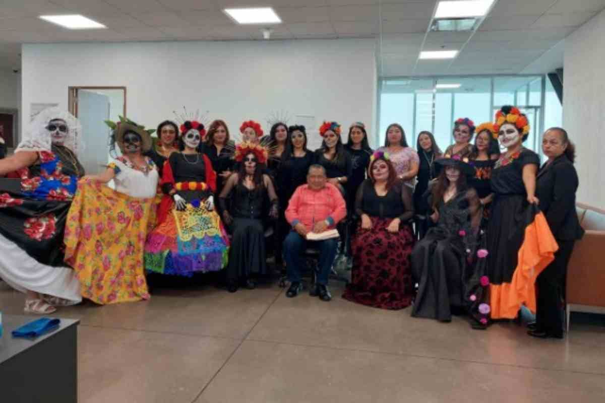 El festejo consistió en un “desfile de disfraces de catrinas y concurso de calaveritas”. FOTO: Animal Político