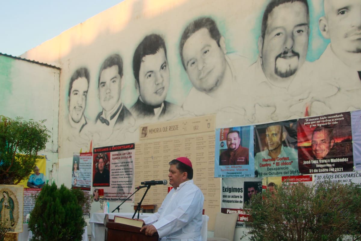 La ceremonia fue oficiada por el obispo de Mexicali, Mons. Enrique Sánchez Martínez, quien estuvo acompañado por el padre Juan Manuel Román. l Foto: Fernando Guerra