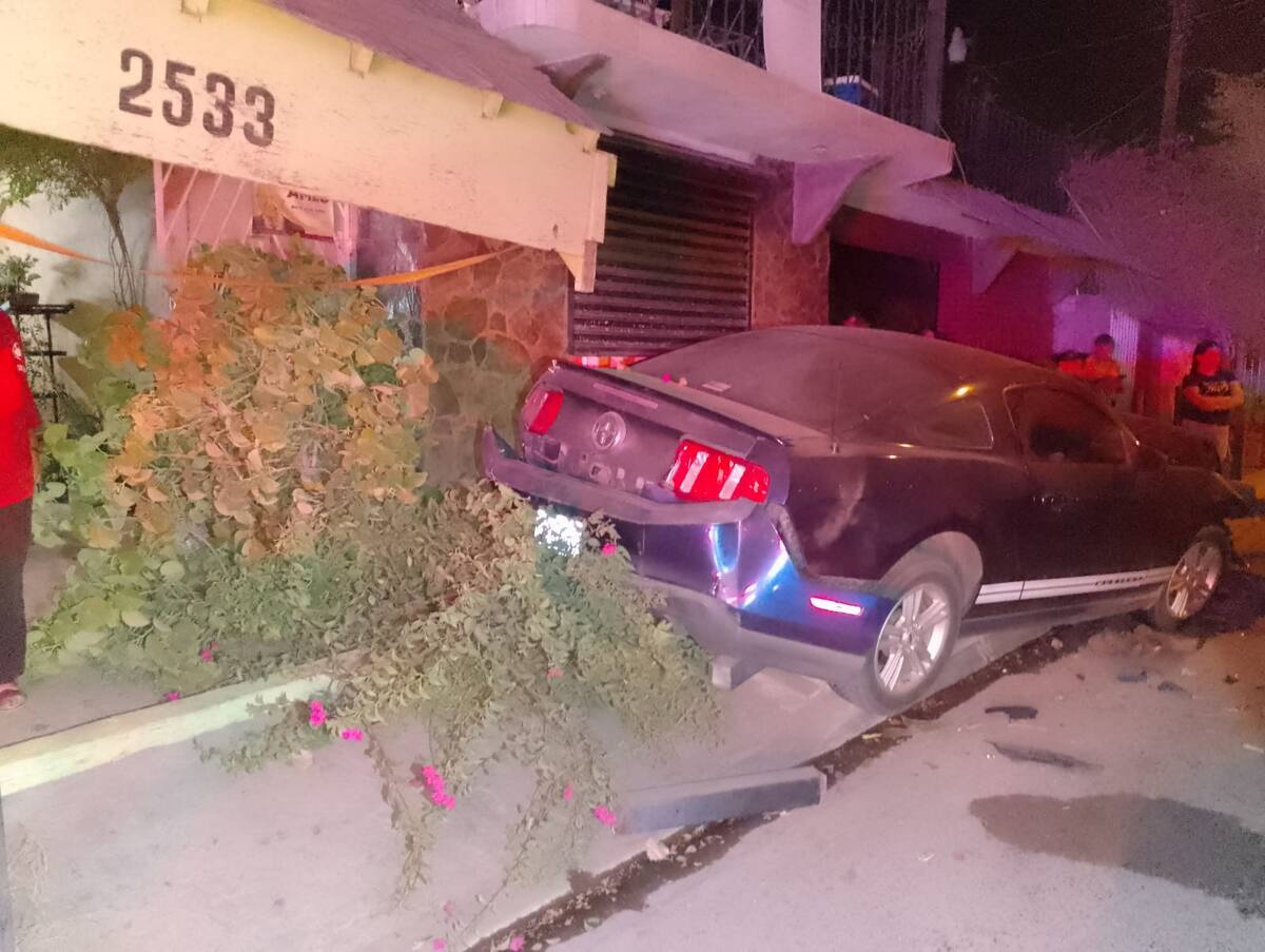 El impacto proyectó el Mustang contra el porche del domicilio ubicado en la calle Flores Magón 2533. Foto: Cortesía
