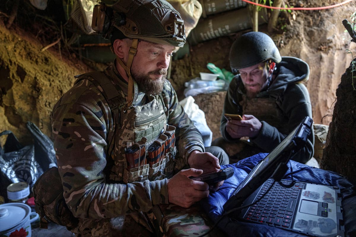 El soldado ucraniano Andrii, izquierda, de las Fuerzas de Asalto Aéreo de la 148a. brigada especial de artillería, envía coordenadas recibidas a un dron Furia en el frente de batalla, en la región de Donetsk, Ucrania, el jueves 9 de mayo de 2024. (AP Foto/Evgeniy Maloletka)