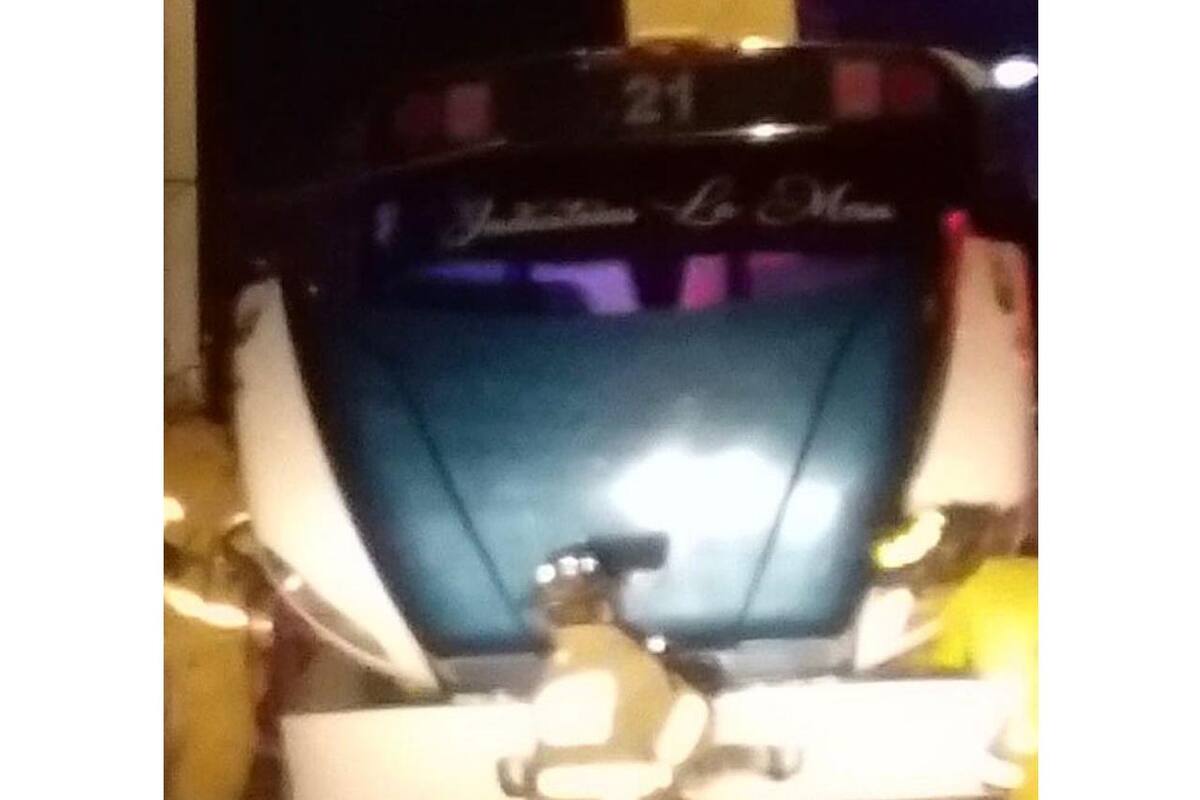 Arde camión de transporte de personal en Rosarito