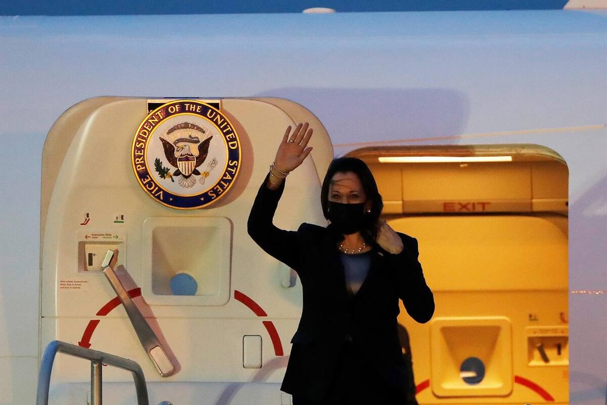 Avión de Kamala Harris regresa a base por ruidos inusuales