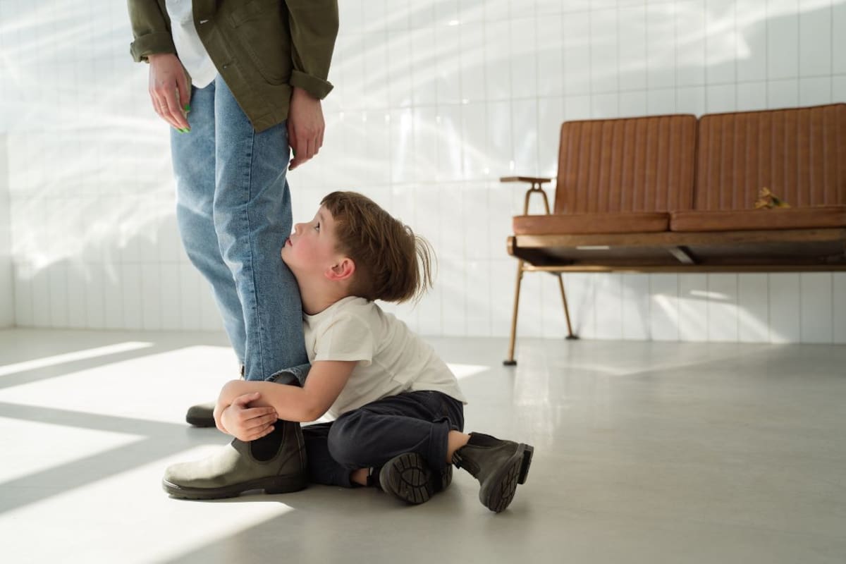 Qué hacer cuando un niño hace berrinche en público, cuáles son las técnicas más efectivas para tranquilizarlo y en qué casos conviene acudir con un profesional