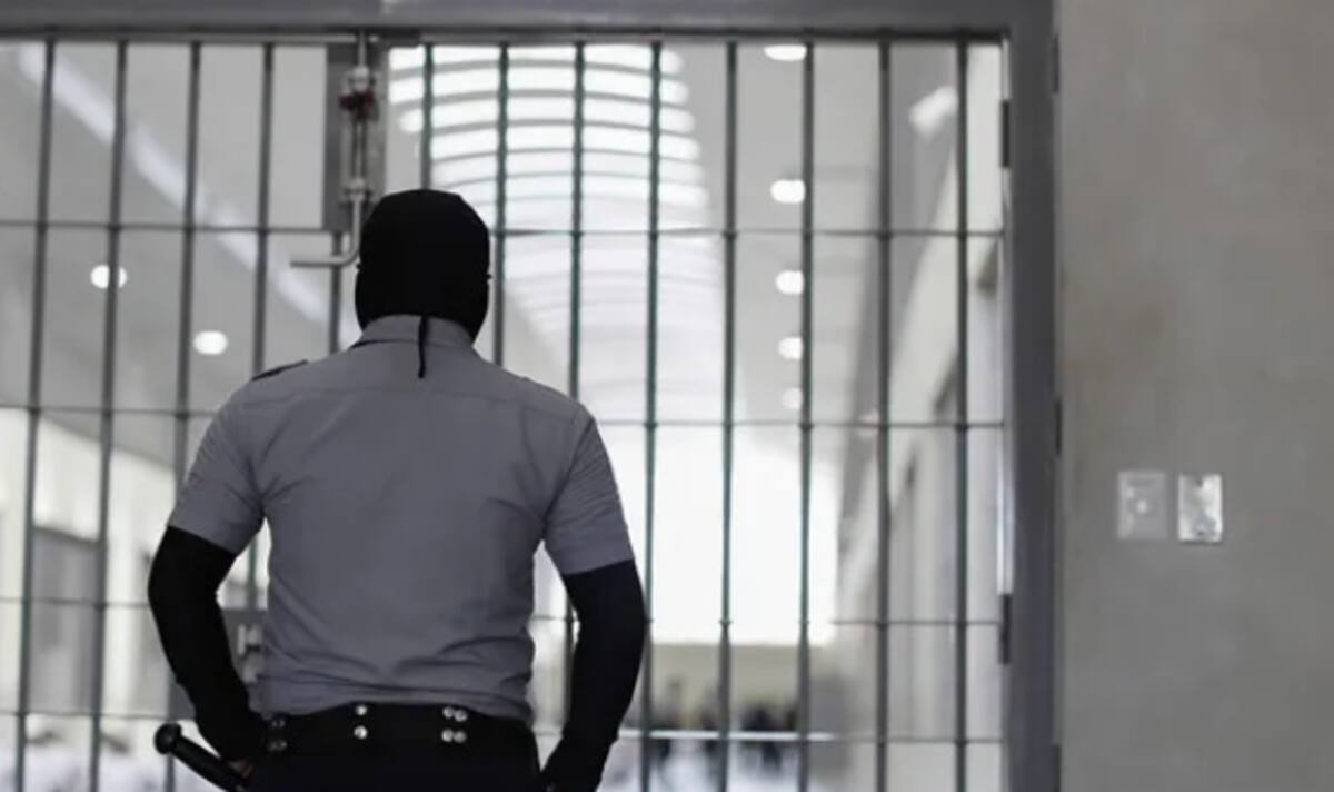 Un guardia de seguridad en una cárcel en EL Salvador. - / EFE.