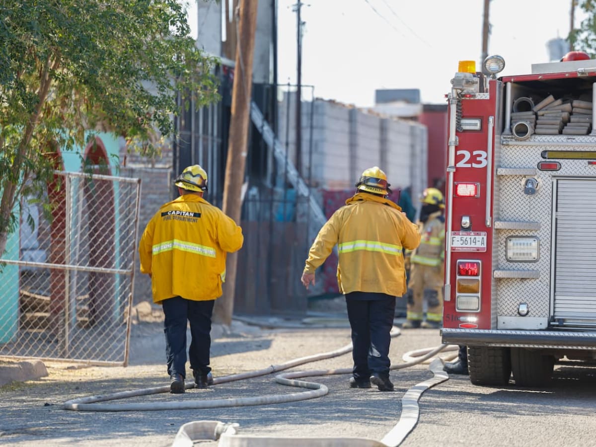 El fuego consumió una casa de dos pisos y fue controlado por Bomberos antes de alcanzar una vivienda aledaña. Foto: Johnny Morales