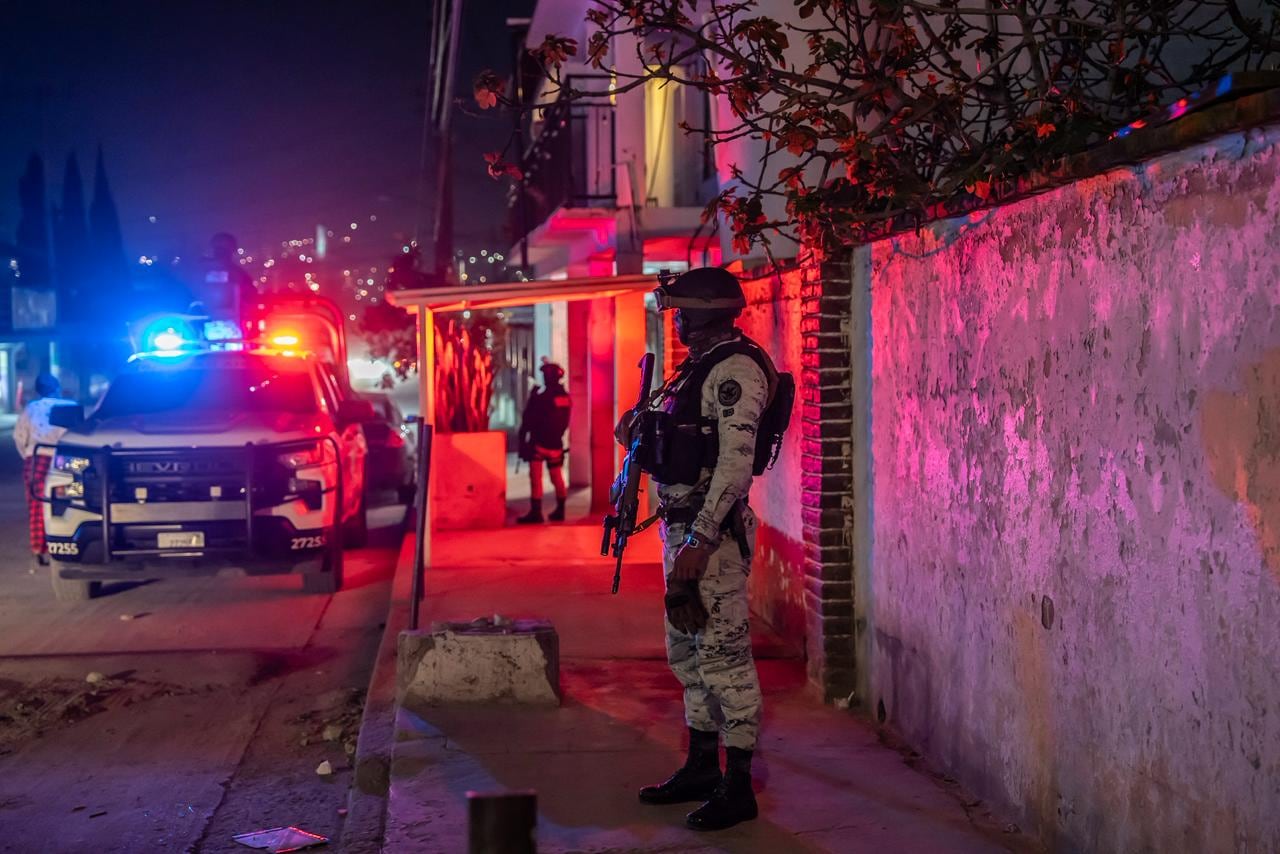 La víctima fue localizada con lesiones por proyectil de arma de fuego dentro de un predio; paramédicos de Cruz Roja intentaron reanimarlo, pero fue declarado sin vida. Foto: Border Zoom