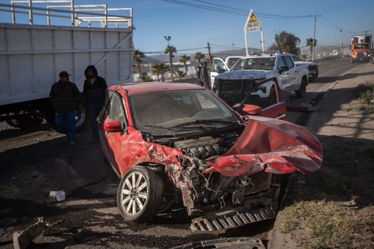 El percance involucró un camión de carga, un vehículo particular y una patrulla estatal; no se reportaron personas lesionadas. Foto: Border Zoom