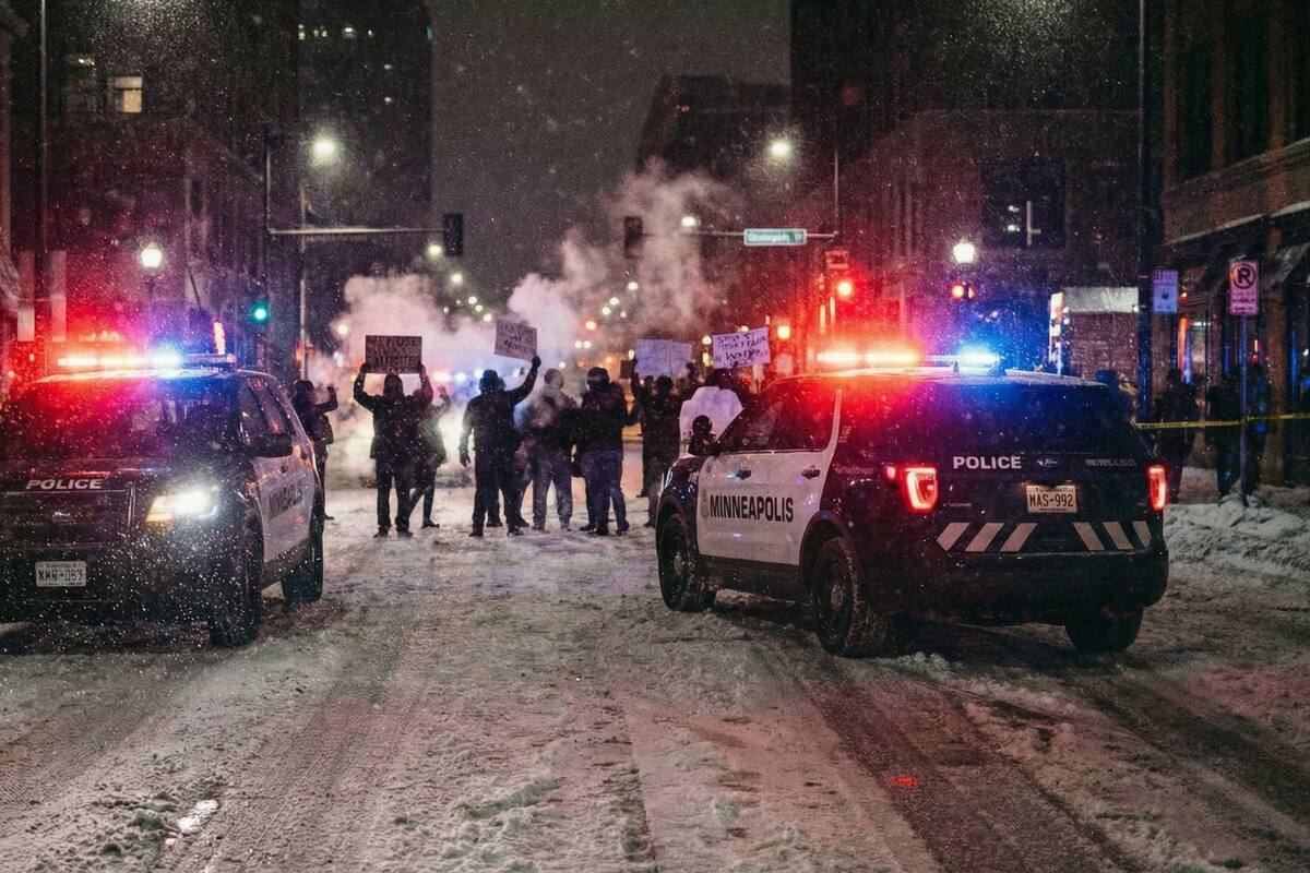Tensión en Mineápolis: Agentes federales balean a un joven venezolano y estallan nuevas protestas contra el ICE