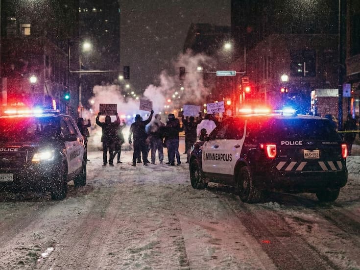 Tensión en Mineápolis: Agentes federales balean a un joven venezolano y estallan nuevas protestas contra el ICE