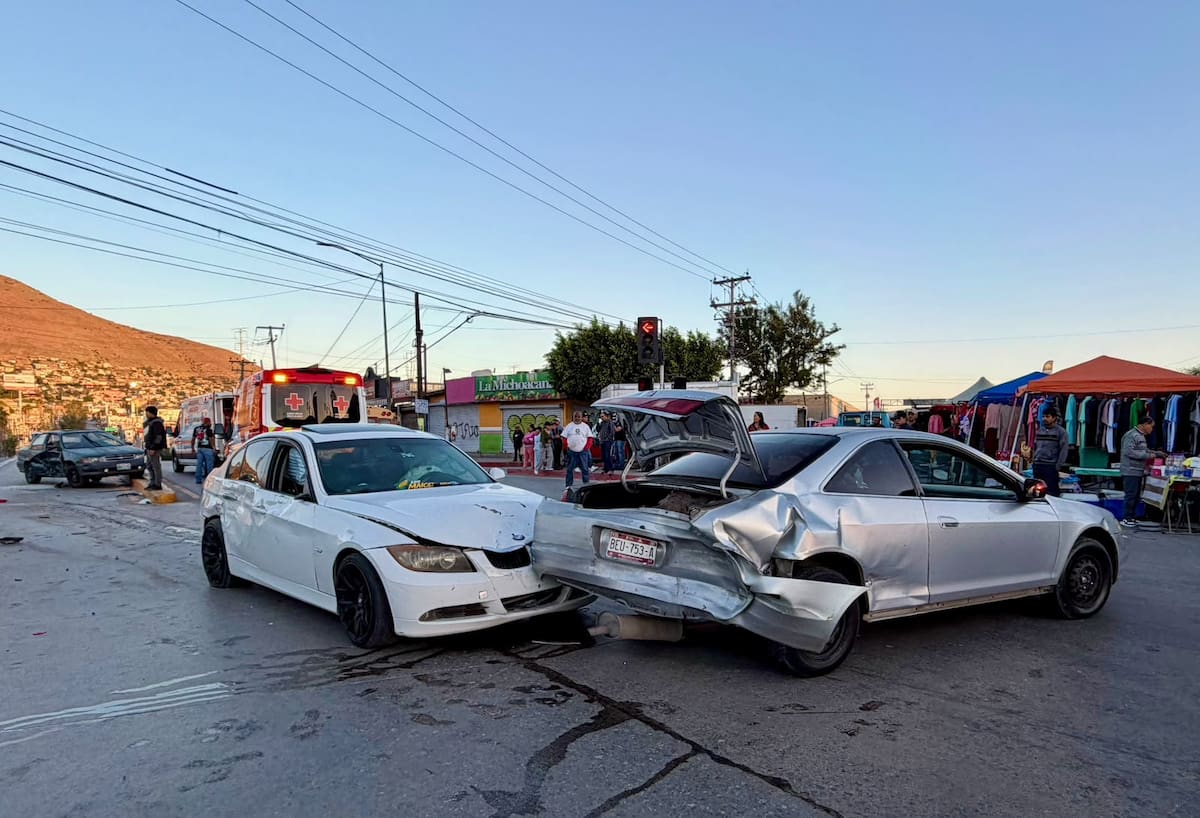 Una adulta mayor fue trasladada al hospital tras una carambola en Mariano Matamoros, Tijuana. Foto: Border Zoom