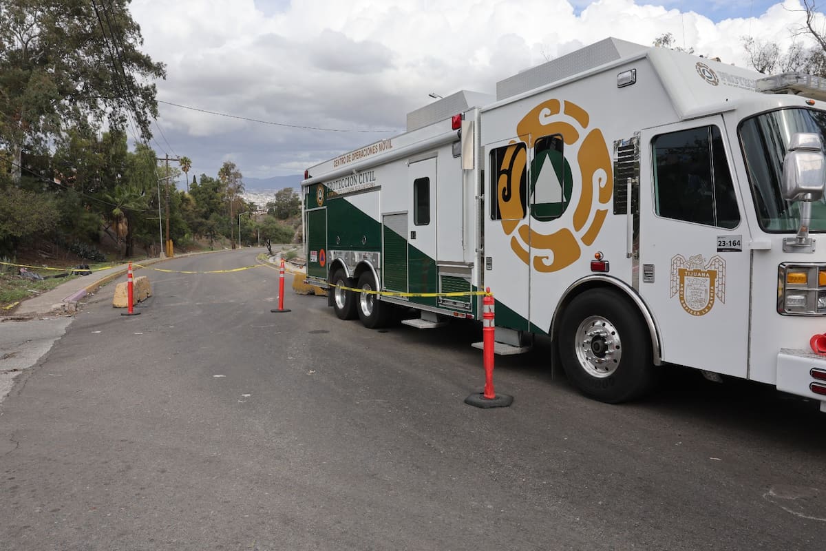 Una cuadrilla de trabajadores ha realizado excavaciones en el pavimento y han colocado mangueras para desviar el agua. Foto: Sergio Ortiz