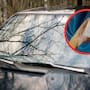 Por qué recomiendan pasar jabón blanco por el parabrisas del coche y cómo este sencillo truco puede mejorar la conducción en días de lluvia