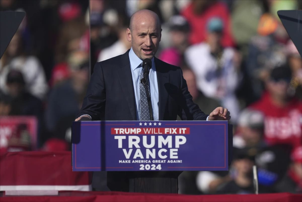 Stephen Miller, asesor de Seguridad del presidente Donald Trump, en un mitin de campaña en Lititz, Pensilvania, el domingo 3 de noviembre de 2024. | Crédito: AP/Matt Rourke