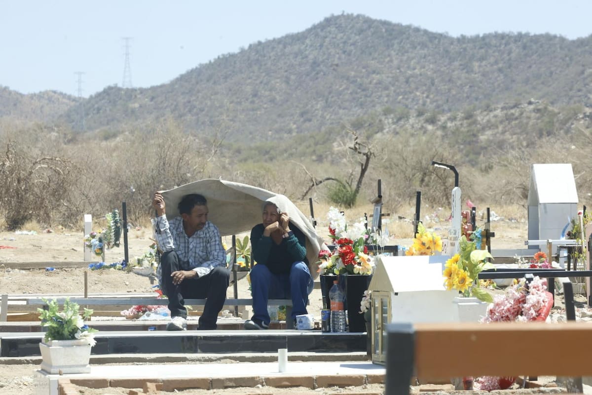 En el Día del Padre, los panteones de Hermosillo fueron visitados por familias que rindieron homenaje a sus seres queridos fallecidos. Foto: Teodoro Borbón