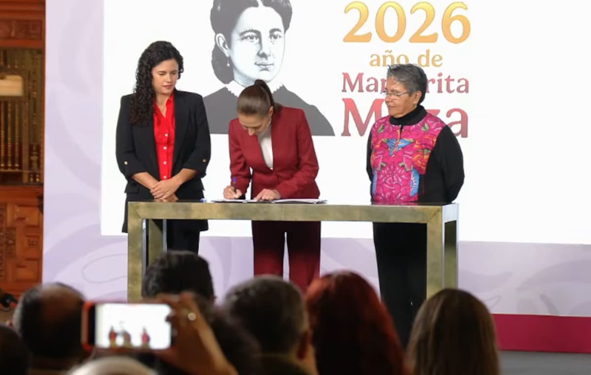 Sheinbaum firmando el decreto / captura de pantalla
