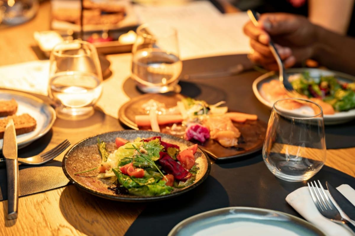 Nuevo estudio revela qué alimentos conviene cenar para dormir mejor y evitar antojos nocturnos que pueden alterar el descanso y afectar la alimentación del día siguiente
