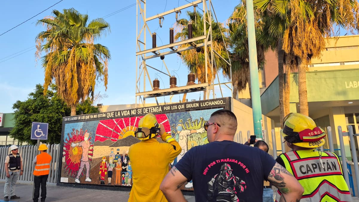 El director del Cuerpo de Bomberos, Rubén Darío Osuna Beltrán, informó que las primeras unidades localizaron el origen de la emergencia en el sistema eléctrico del hospital y, de manera preliminar, señaló que existen indicios de que un cortocircuito.│Foto: Fernando Guerrero