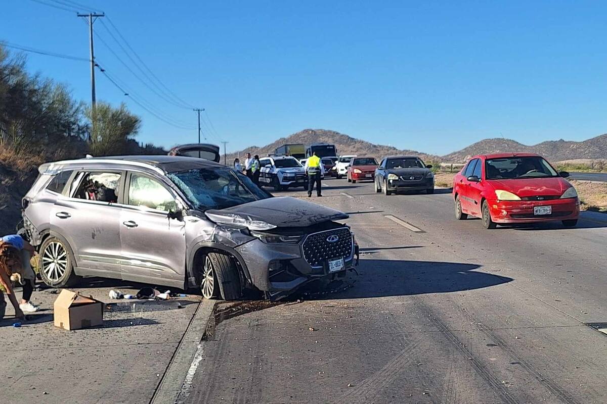 Volcamiento en carretera Guaymas-Hmo genera caos vehicular