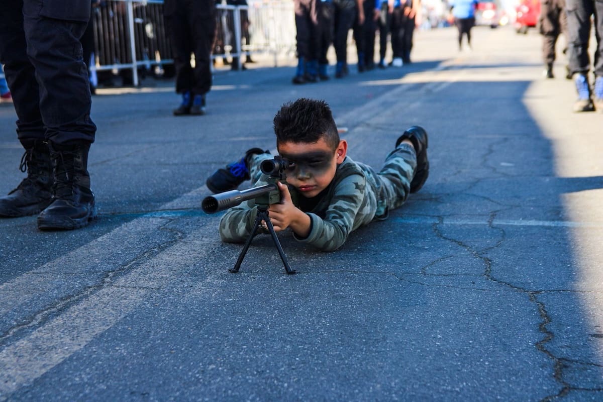 Un niño participa en la demostración del Desfile de la Revolución Mexicana, en la avenida Reforma, en Mexicali. Foto: Fernando Margueri