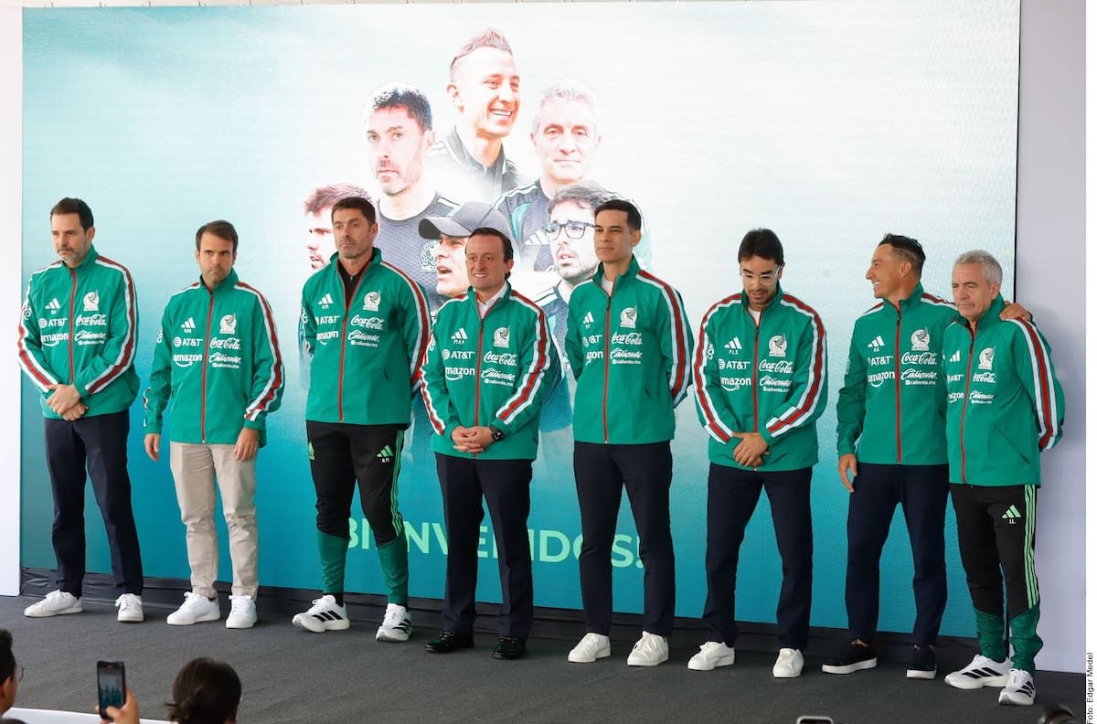 Rafael Márquez posa con su cuerpo técnico y el comisionado de la Federación Mexicana de Futbol, Mikel Arriola. (Foto: Archivo GH)