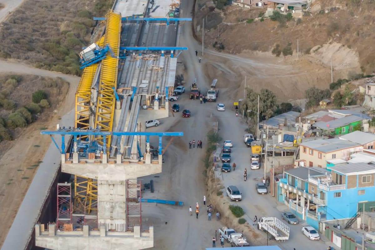 Accidente en construcción del viaducto elevado en Cañón Otay; grúa cae sobre estructura