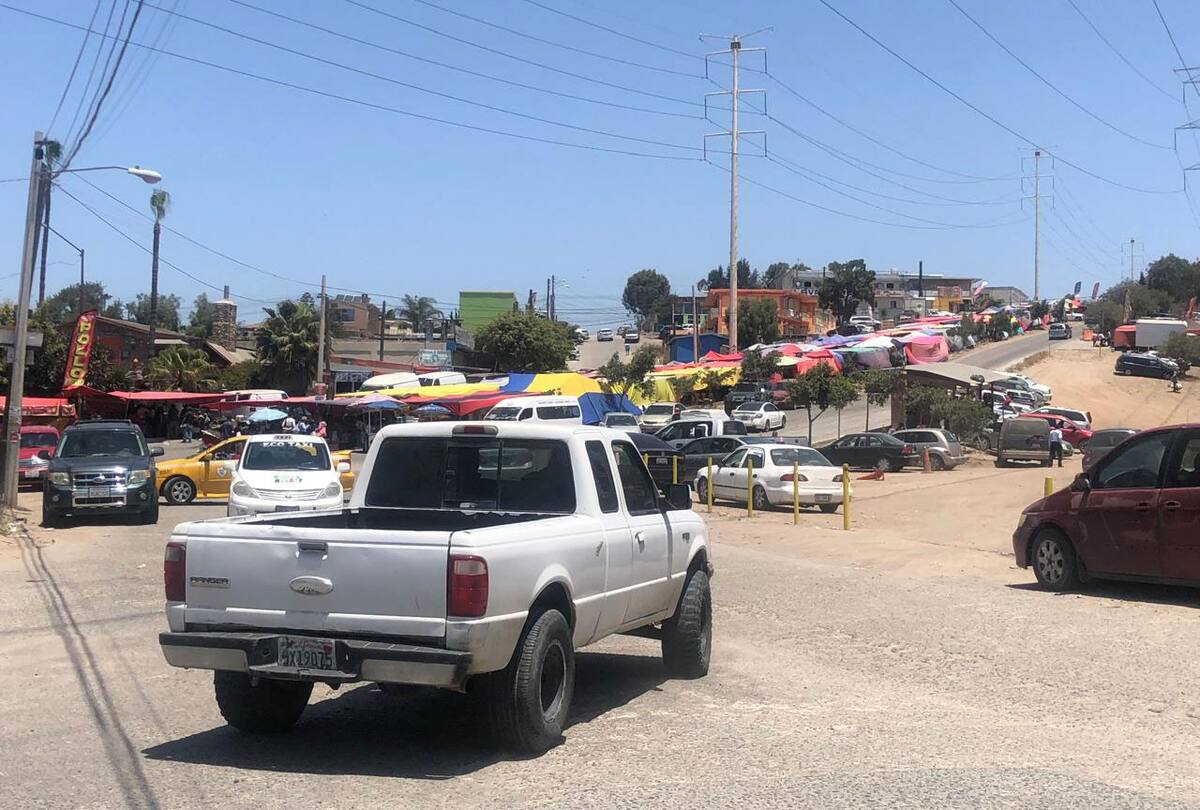 El mercado sobrerruedas causa caos vial en la zona.